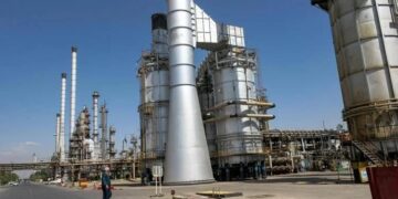 Iran ‘sommerso’ dal petrolio, Teheran sfrutta serbatoi abbandonati e container improvvisati