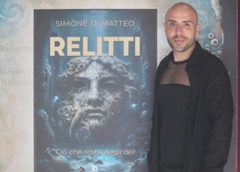 Milano applaude Simone Di Matteo: successo per la mostra “Relitti – Ciò che resta degli dèi”