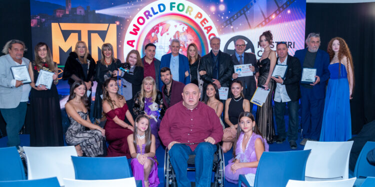 Il Premio Different celebra e premia la pace, solidarietà e nuovi talenti.
