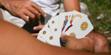 Dalla scopa al sette e mezzo, come i giochi di carte italiani cambiano nell’era digitale
