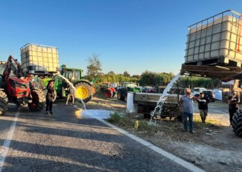 La protesta degli agricoltori contro il Governo Meloni: “Basta soldi alle armi e al riarmo, aiutate le attività produttive”