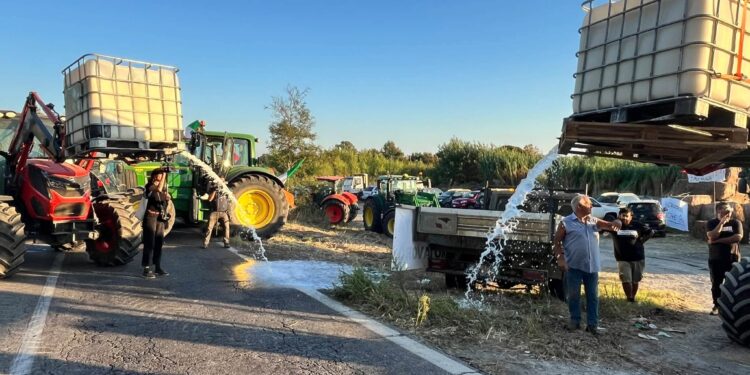 La protesta degli agricoltori contro il Governo Meloni: “Basta soldi alle armi e al riarmo, aiutate le attività produttive”