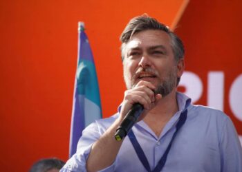 Riccardo Ricciardi del M5S affossa il Governo Meloni: “14 miliardi di debito per le armi, a rischio scuola e sanità”